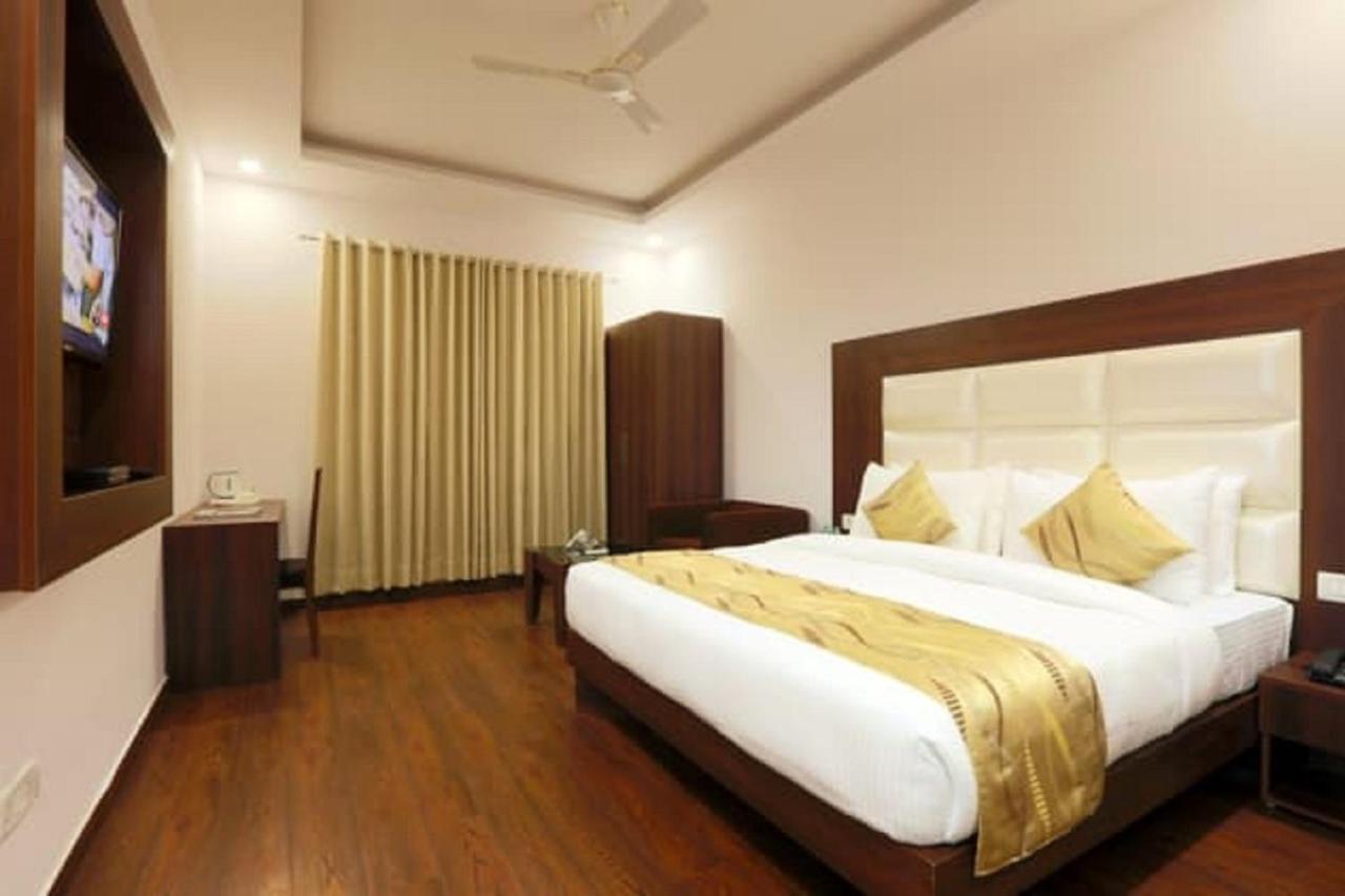 Hotel The Westend Green New Delhi Buitenkant foto