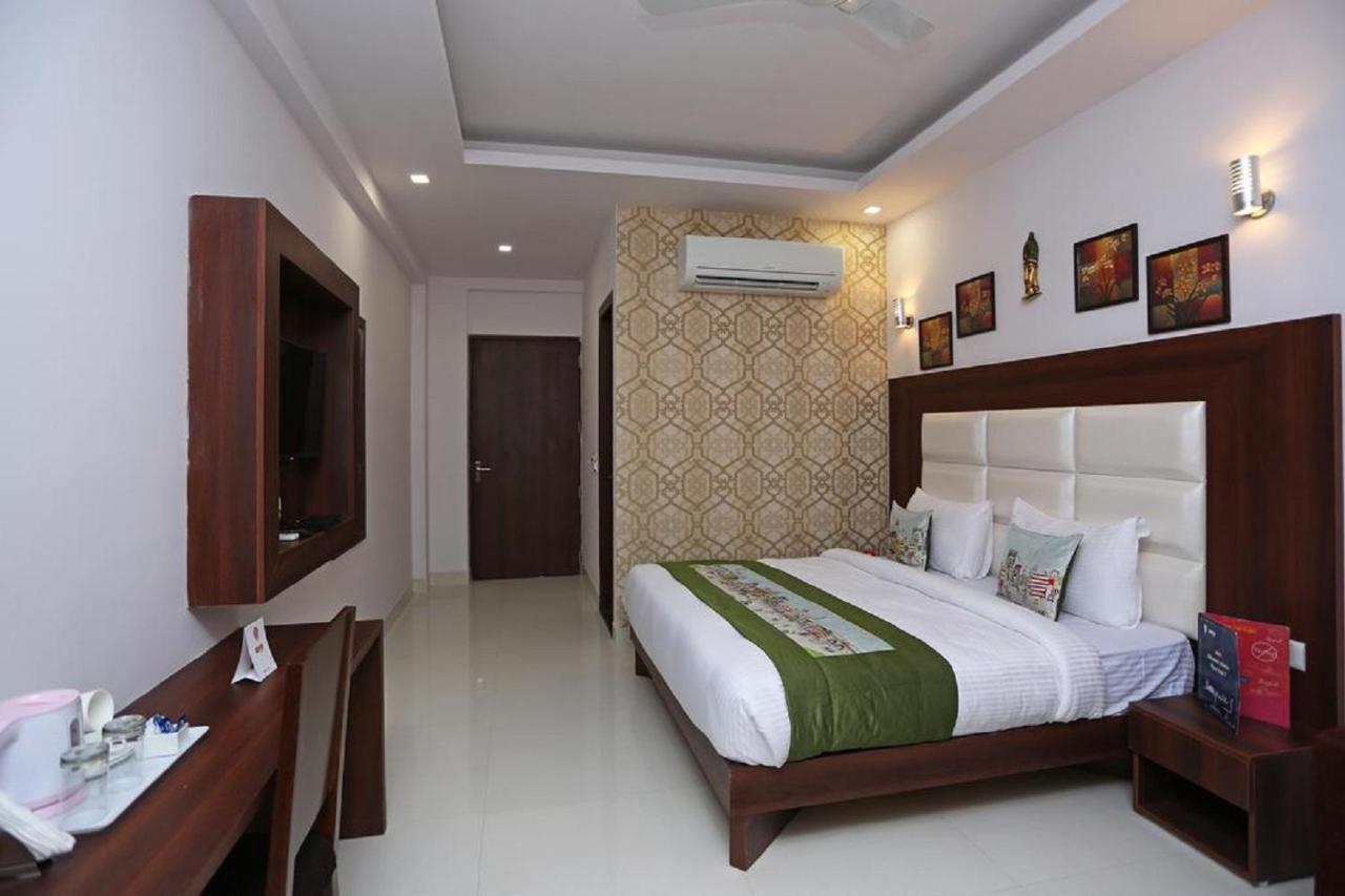 Hotel The Westend Green New Delhi Buitenkant foto